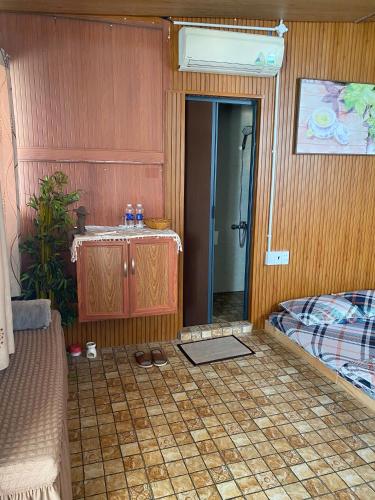 una habitación con un baño con lavabo y una cama en NATURE HOUSE l Homestay Thu Duc, en Kon Rung (1)