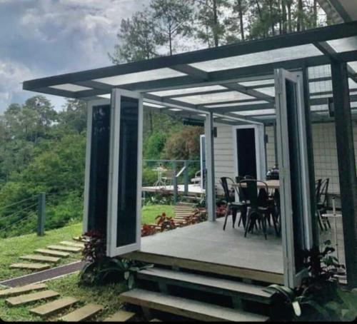 Fotografie z fotogalerie ubytování The Pine Forest Villas v destinaci Pondok Cipaseban