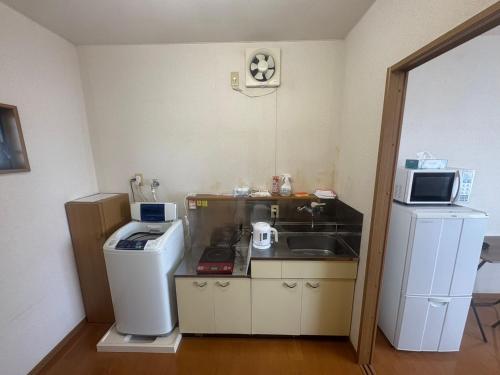 Η κουζίνα ή μικρή κουζίνα στο ゲストハウスレポーレ山大前