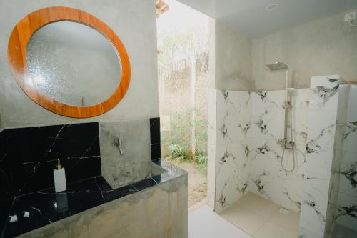 un baño con espejo y ducha en Dragonfly, en Nusa Penida