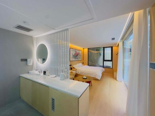 Postel nebo postele na pokoji v ubytování Shinewoo Hotel