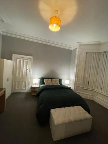 En eller flere senge i et værelse på Modern & Cosy 2-Bedroom Flat in Sunderland