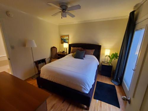 Giường trong phòng chung tại Hidden Gem In Plain Sight