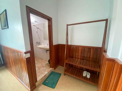 ein Badezimmer mit Dusche mit Spiegel und Waschbecken in der Unterkunft Mony Soksan Residence in Siem Reap