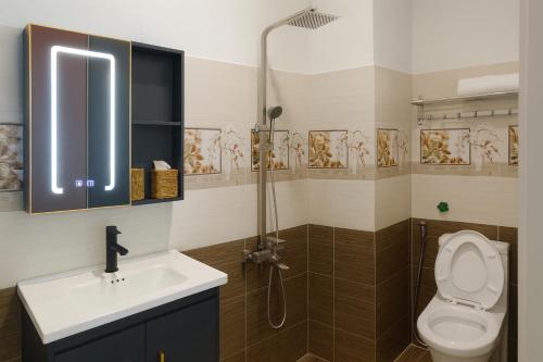 Koupelna v ubytování Thu Hiền hotel Gần Chợ có Máy Chiếu