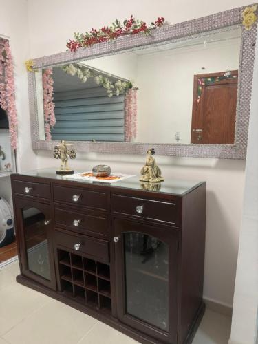 Apartamento en Santo Domingo Pablo mella morales في Hato Nuevo: حمام مزود بحوض ومِرآة