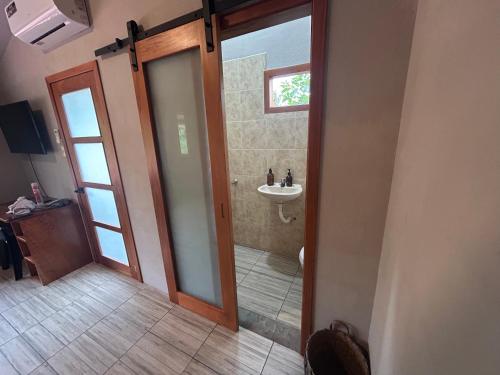 Ένα μπάνιο στο Cabaña Arjo