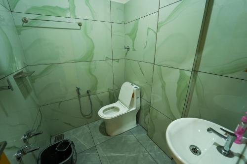 SK Premium Residency في Etakkare: حمام مع مرحاض ومغسلة