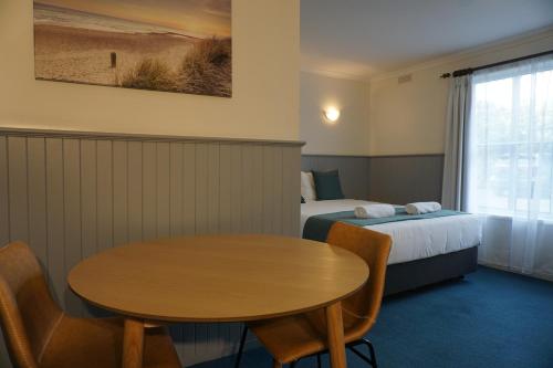 Postel nebo postele na pokoji v ubytování Central Motel Port Fairy