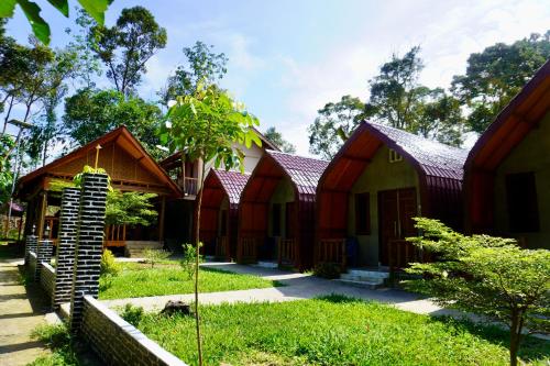 Ecotourism Bukit Lawang Bungalow في بوكيت لاوانج: صف اكواخ في منتجع