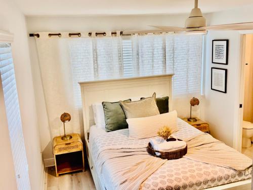 een slaapkamer met een bed en een raam met een vloer erop bij Beachfront HouseSteps to Sand Sunset in Indian Rocks Beach