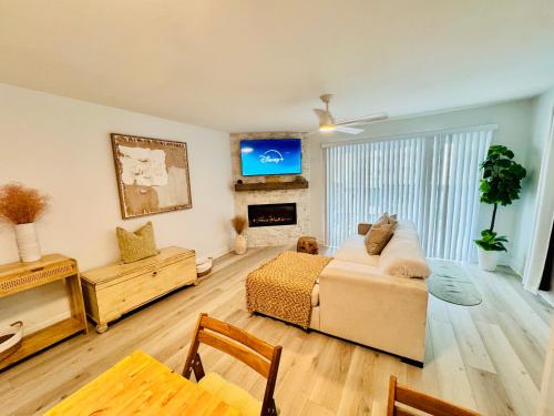 een woonkamer met een bank en een tv bij Beachfront HouseSteps to Sand Sunset in Indian Rocks Beach