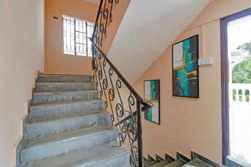 プネにあるVia The Heavenの窓のある家の階段