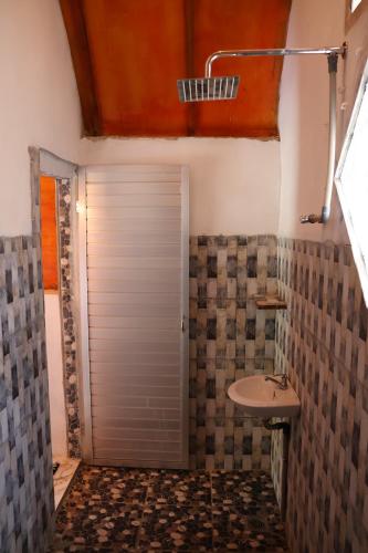 Ecotourism Bukit Lawang Bungalow في بوكيت لاوانج: حمام مزود بدش ومغسلة