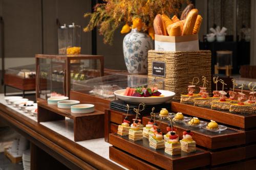 um buffet com vários tipos de comida em uma mesa em Mövenpick by Accor Shanghai People's Square em Xangai