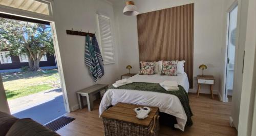 The Barracks at Brigadoon Village في بيتيس باي: غرفة نوم بها سرير ونافذة كبيرة