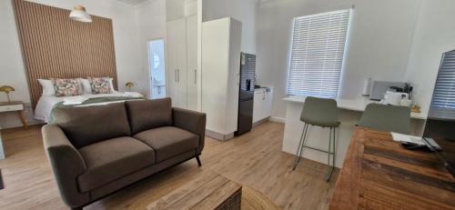 The Barracks at Brigadoon Village في بيتيس باي: غرفة معيشة بها أريكة وسرير