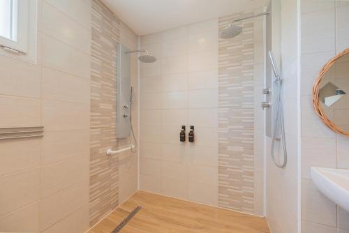 un baño con ducha y lavabo en Gîte Petit Talma détente, en Grandpré