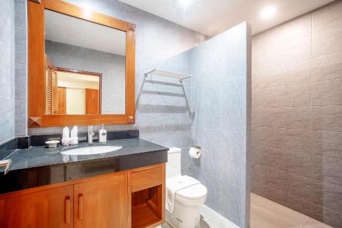 A103 Banjong 1 Bed apart, Near Nai Harn Beach في Ban Saiyuan (1): حمام مع حوض ومرحاض ومرآة