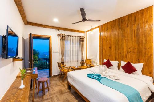 ソーラハにあるAma Garden Saurahaのベッドとバルコニー付きのホテルの部屋