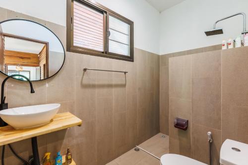 a bathroom with a sink and a mirror at Villa Primor madawan Koh Phangan in Wok Tum