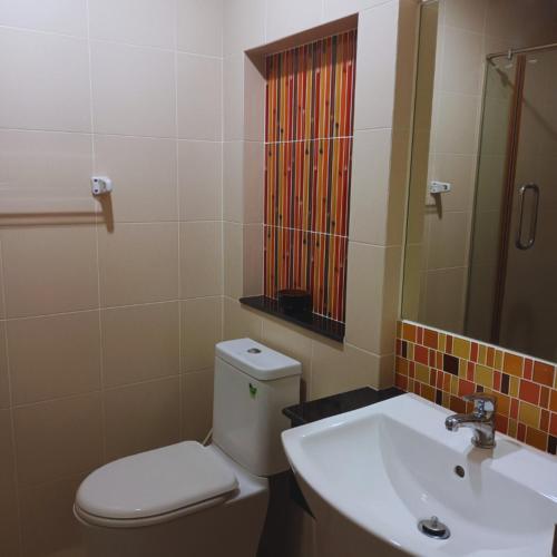 een badkamer met toilet en wastafel bij Leon Sukhumvit 62 in Bangkok