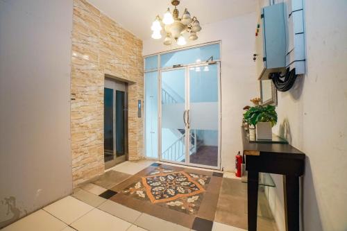 een kamer met een hal met een tafel en een raam bij The Panorama Suites by MHM in Jakarta