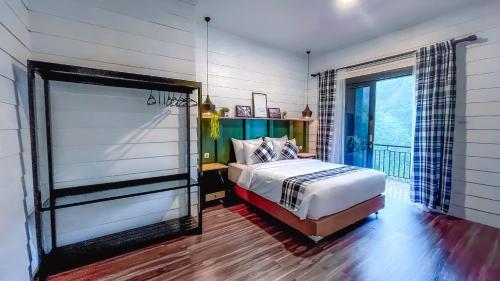 Ένα ή περισσότερα κρεβάτια σε δωμάτιο στο The Noman Tawangmangu by Suasana Villa