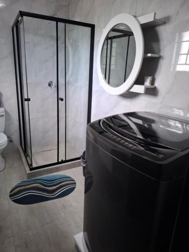 Ένα μπάνιο στο Cosy Cottage Apartments ,Area L