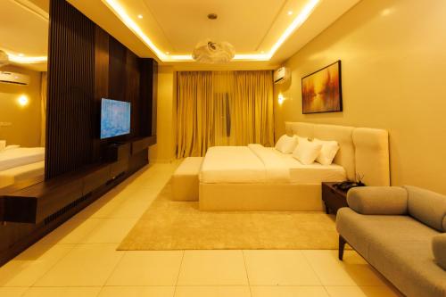 a hotel room with a bed and a couch at Mozabella Apartment in Karsana