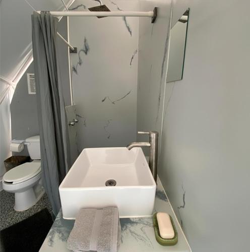 Ένα μπάνιο στο Ipala Glam Container