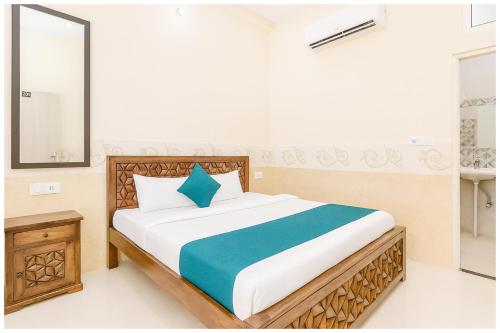 En eller flere senge i et værelse på Burja Road, Hotel Shree S- Shyam Dhamstay Near Bankebihari Temple Pushpanjali - Prem Mandir - Lift and Free Parking Facilities - Fully Air conditioning Luxuary Room - A Top Rated Hotel In Vrindavan
