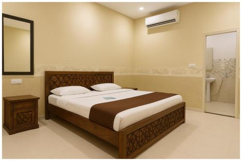 En eller flere senge i et værelse på Burja Road, Hotel Shree S- Shyam Dhamstay Near Bankebihari Temple Pushpanjali - Prem Mandir - Lift and Free Parking Facilities - Fully Air conditioning Luxuary Room - A Top Rated Hotel In Vrindavan