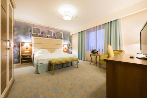 Postel nebo postele na pokoji v ubytování Hotel Sonnenhof