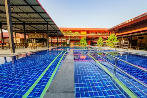 an empty swimming pool in a building at สวนนงนุช บูติค รีสอร์ท in Na Jomtien