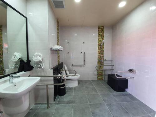 ナ・ジョムティエンにあるนงนุช บูติค รีสอร์ทの洗面台とトイレ付きのバスルーム