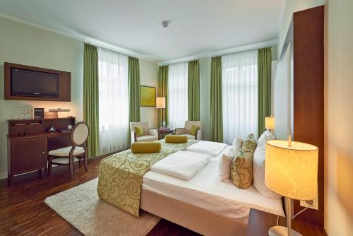 Postel nebo postele na pokoji v ubytování Hotel Elbresidenz an der Therme