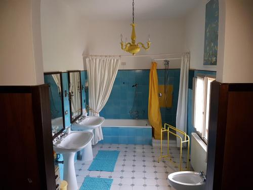 a bathroom with two sinks and a bath tub at Villa Maffei Rizzardi in Oppeano