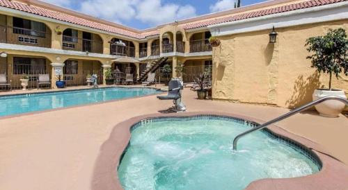 una piscina en un hotel con jacuzzi en El Cajon San Diego East, en El Cajon