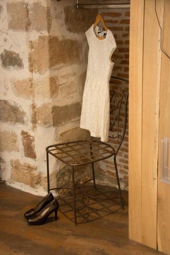 a dress on a mannequin next to a chair at Charme et Caractère Le Turenne in Beaulieu-sur-Dordogne