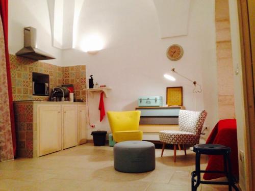 オストゥーニにあるL'alcova di Garibaldiのリビングルーム(黄色い椅子、テーブル付)