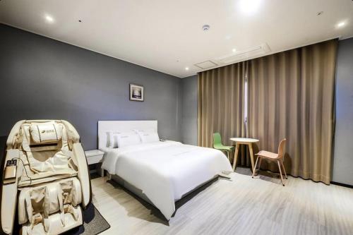 En eller flere senge i et værelse på Gunsan The City Hotel