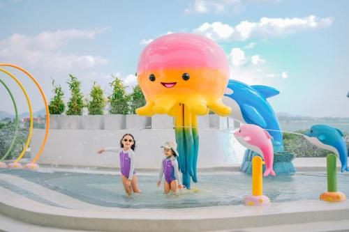 zwei Mädchen standen im Wasser in einem Wasserpark in der Unterkunft Ocean Marina Resort Pattaya Jomtien in Na Jomtien