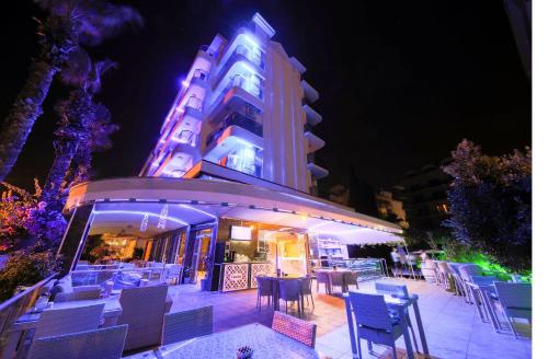 un edificio con sedie e tavoli di fronte a un edificio di Moda Beach Hotel a Marmaris