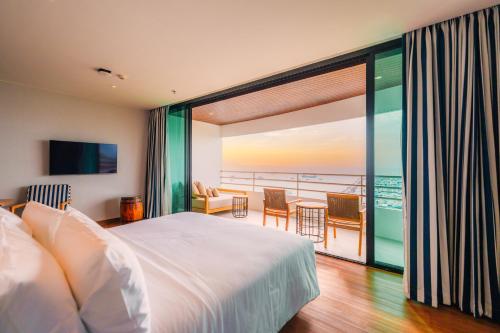 ein Schlafzimmer mit Bett und Meerblick in der Unterkunft Ocean Marina Resort Pattaya Jomtien in Na Jomtien