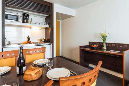 
A kitchen or kitchenette at Aparthotel Adagio Access Toulouse Jolimont
