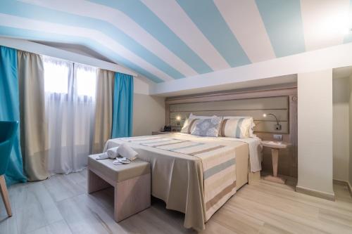 Säng eller sängar i ett rum på L'Ambasciata Hotel de Charme