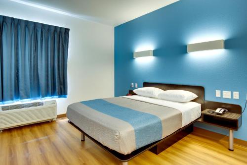 Ένα ή περισσότερα κρεβάτια σε δωμάτιο στο Motel 6 Poplar Bluff, MO