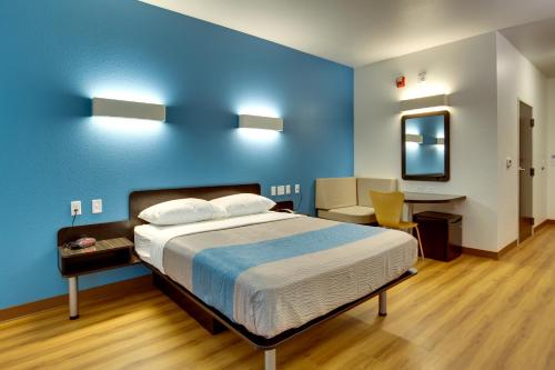 Ένα ή περισσότερα κρεβάτια σε δωμάτιο στο Motel 6 Poplar Bluff, MO
