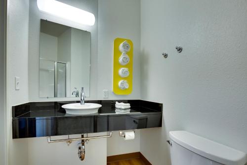 Ένα μπάνιο στο Motel 6 Poplar Bluff, MO